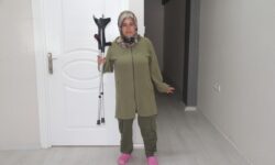 aw220182 06