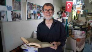 10 metrekarelik kucuk dukkaninda eskiyen kitaplara hayat veriyor