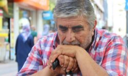 36 yildir oturarak uyuyan adam