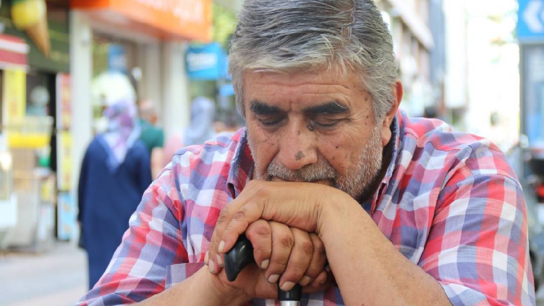 36 yildir oturarak uyuyan adam