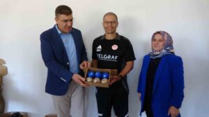 Alex de Souza kadin girisimcilerin top dikim atolyesinde incelemelerde bulundu