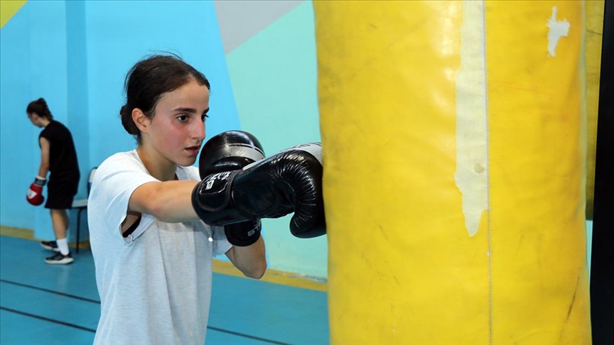 Avrupa ucunculugu bulunan milli boksor Saliha altin madalya icin guc topluyor