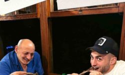 Baris Alper Yilmaz yillar sonra babasiyla ayni pozu verdi