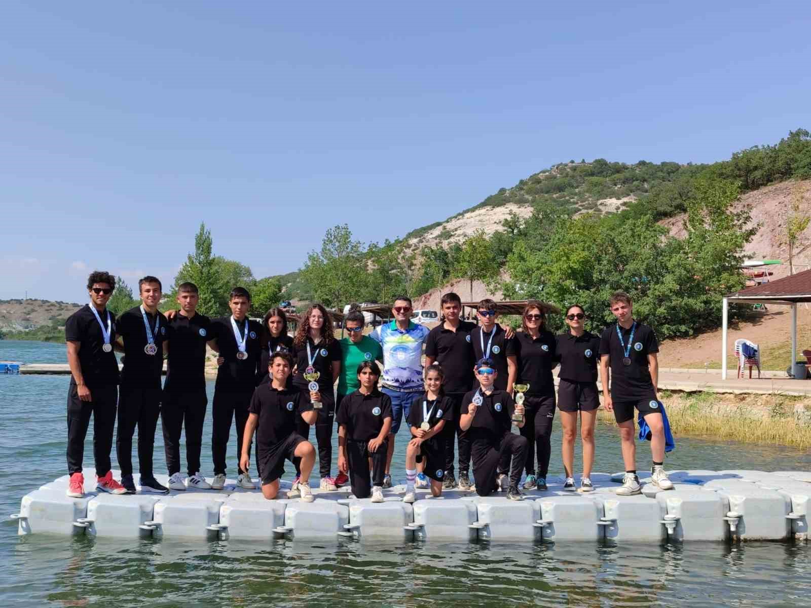 Bursali kanoculardan 3 madalya