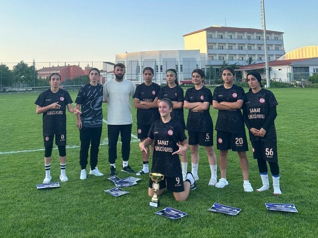 Cizreli kizlar sokak futbolunda Turkiye ikincisi oldu