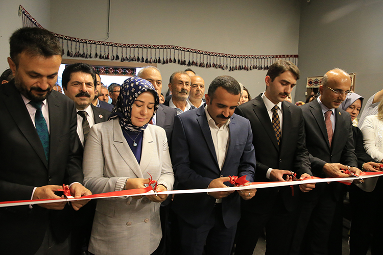 Desenleri anlam tasiyan Sariz Kilimleri