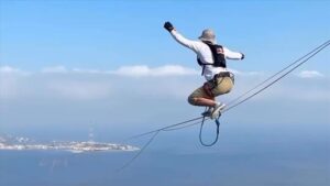 Estonyali atlet Roose ince halat uzerinde yuruyerek Messina Bogazi ni gecti