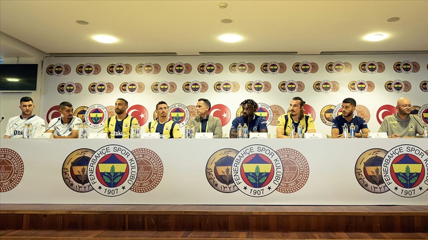 Fenerbahce de 5 i yeni transfer 7 futbolcu icin imza toreni duzenlendi