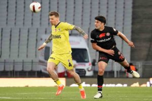 Fenerbahce de Serdar Aziz Avusturya kampindan ayrildi