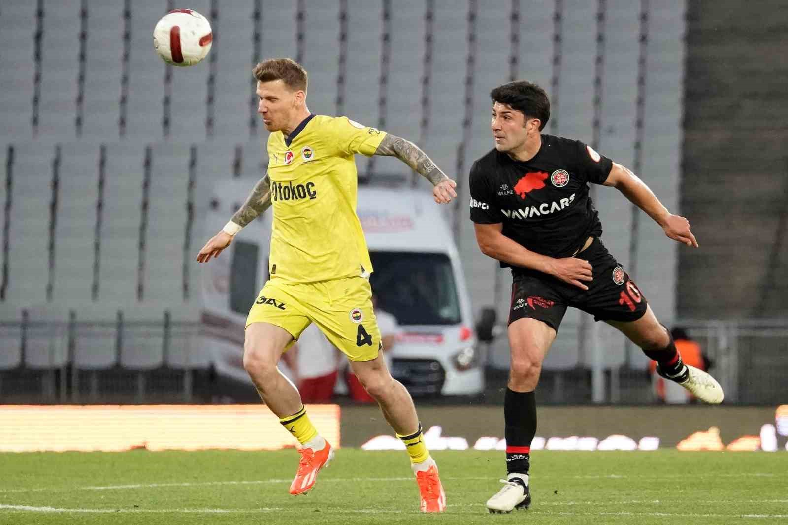 Fenerbahce de Serdar Aziz Avusturya kampindan ayrildi