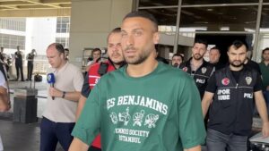 Fenerbahcenin prensip anlasmasina vardigi Cenk Tosun istanbula geldi