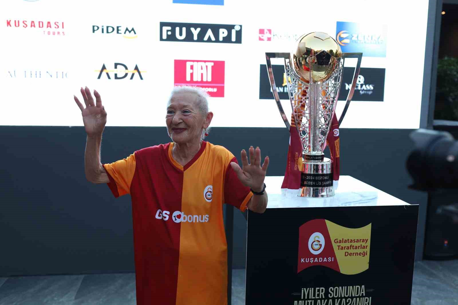 Galatasaray in sampiyonlugu Kusadasi nda kutlandi