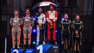 Genc pilot Kerem Kazaz Avrupa Ralli sampiyonasi nda istiklal Marsi ile podyumda