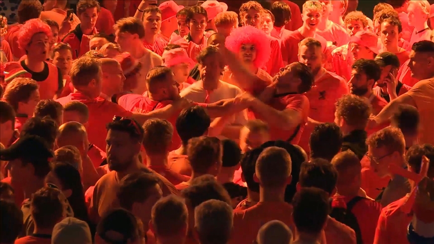 Hollanda ingiltere macini taraftar alaninda izleyenler arasinda gerginlik