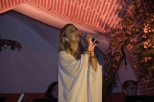 Katar in ilk kadin sanatcisi Turkiye deki ilk konserini Kusadasi nda verdi