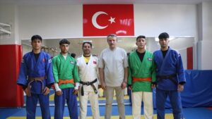 Okulda tanistiklari kurasta 2 Avrupa sampiyonlugu kazandilar