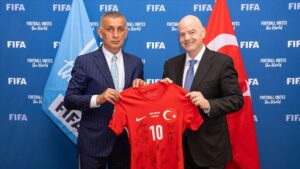 TFF Baskani Haciosmanoglu FIFA Baskani Infantino ile Paris te bir araya geldi
