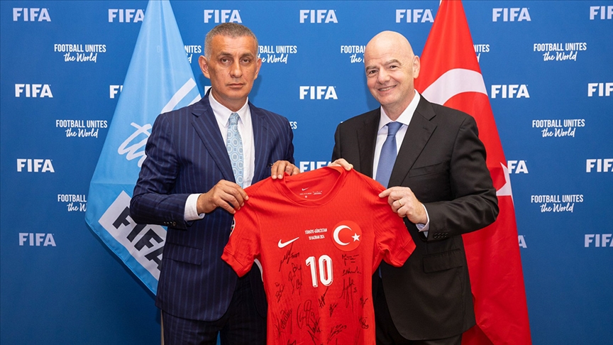 TFF Baskani Haciosmanoglu FIFA Baskani Infantino ile Paris te bir araya geldi
