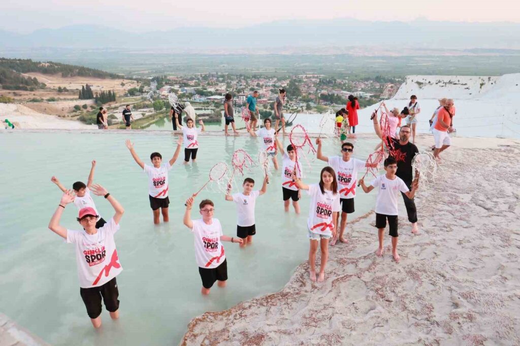 Travertenler uzerinde badminton oynadilar