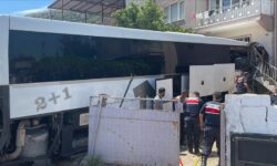 aydin da yolcu otobusu eve carpti