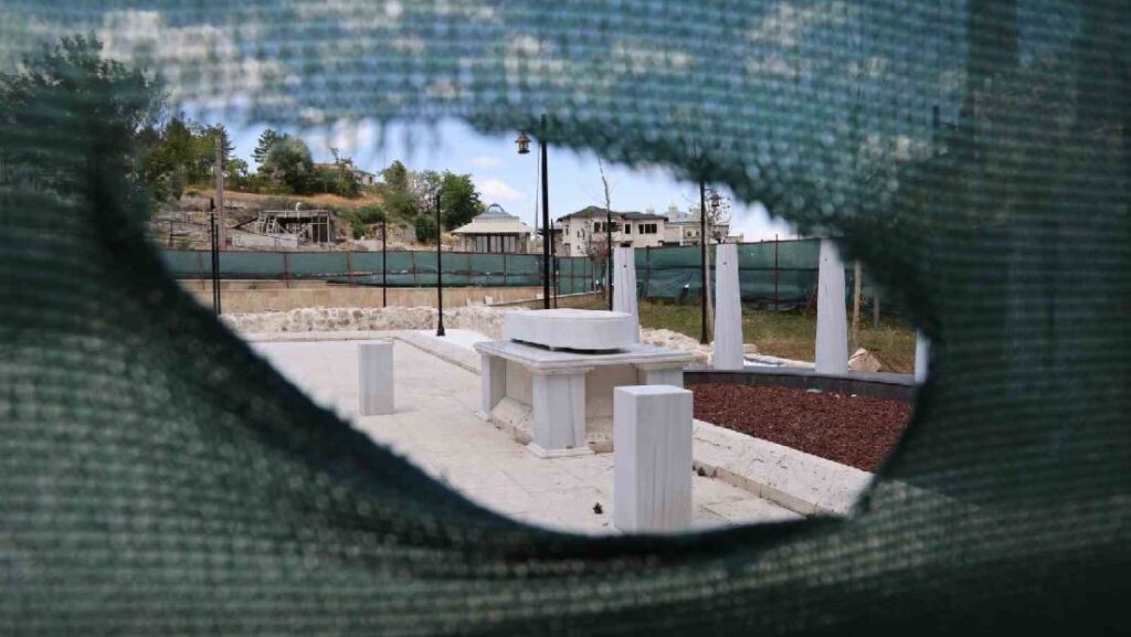 aziz vlasin anit mezari