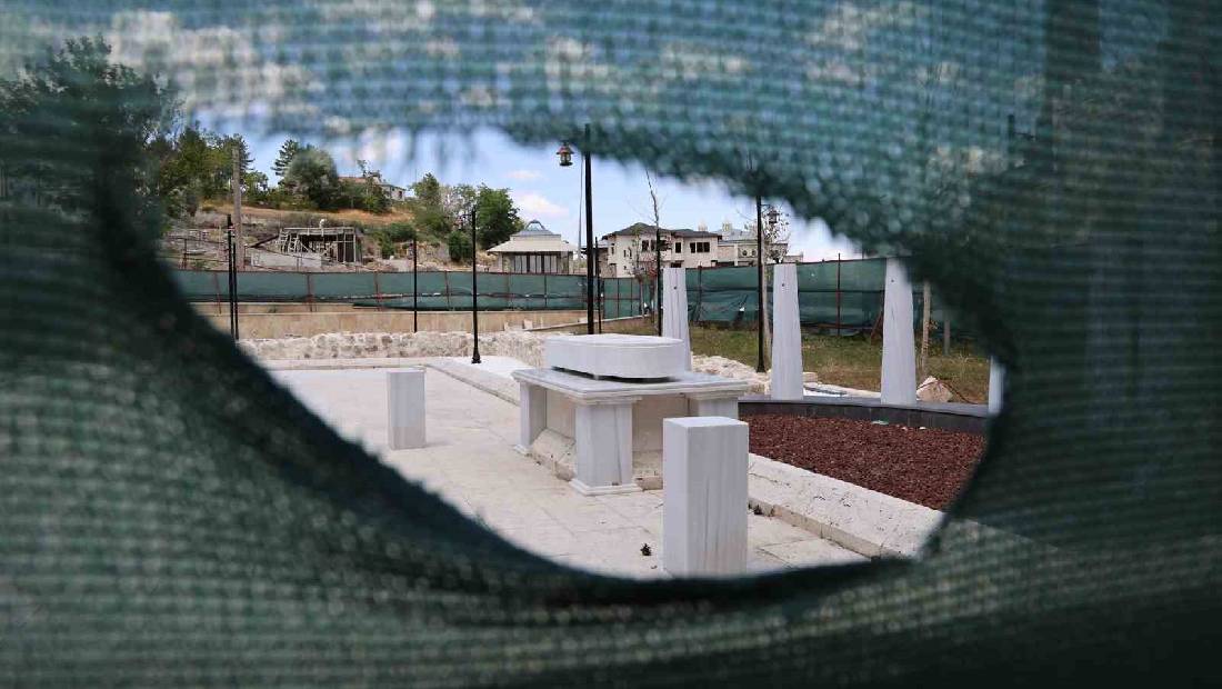 aziz vlasin anit mezari