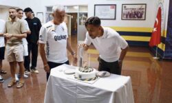 irfan Can Kahveciye surpriz dogum gunu kutlamasi
