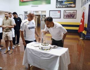 irfan Can Kahveciye surpriz dogum gunu kutlamasi