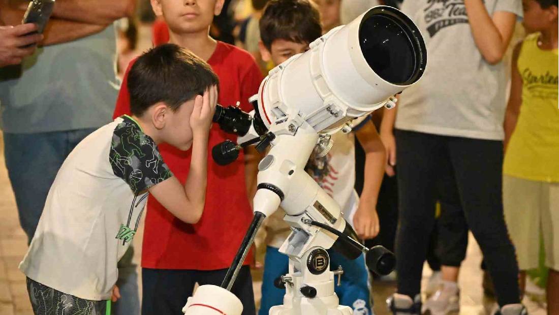 kepezli cocouklar uzayi gozlemliyor