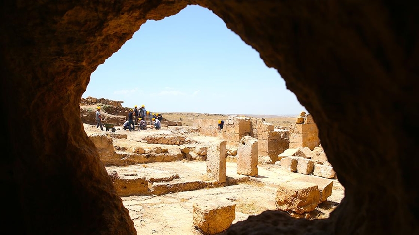 mithras tapinaginda gizli ayinlere katilanlarin konakladigi alan bulundu