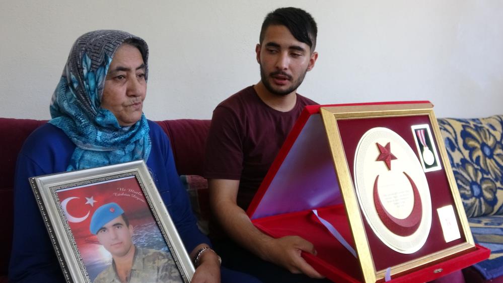 oglunun acisini unutamiyor