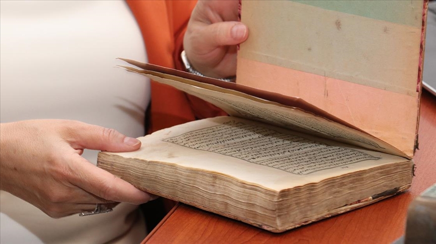 osmanli sairlerinin felsefesi ve siirin medeniyet insasinda oynadigi rol arastiriliyor