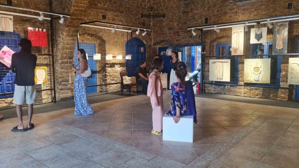 otizmli ogrencileriyle yaptigi eserleri