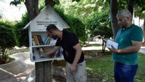 parklarda mini kitapliklar kuruldu