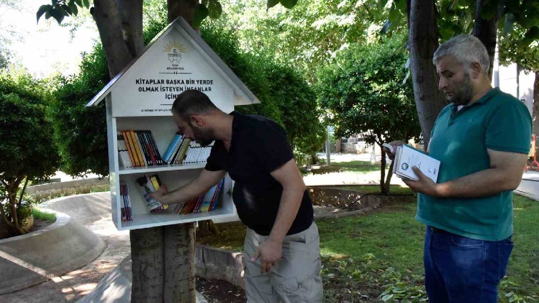 parklarda mini kitapliklar kuruldu