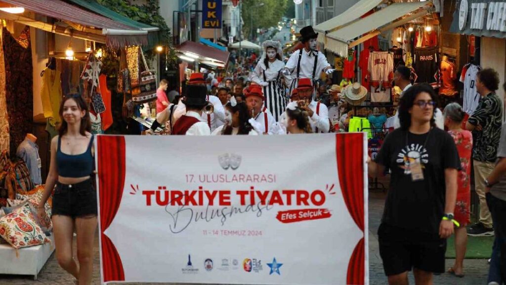 selcuk tiyatro ile bulustu