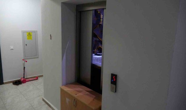 yozgatta asansor kabini ile duvar arasinda sikisan kadin hayatini kayb