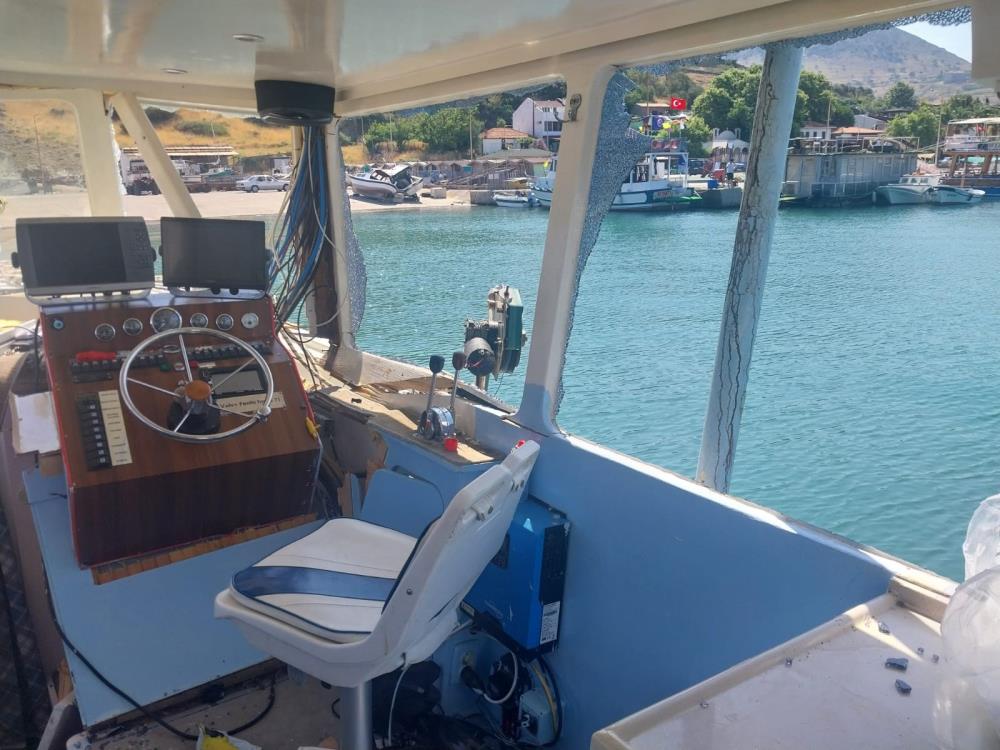 yunan unsurlarinin teknesine carpan balikci