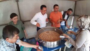 yuzlerce kisiye asure dagitildi