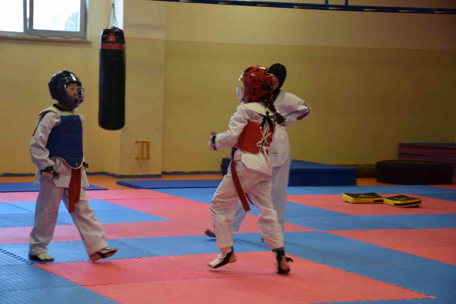 25 bransta 20 bin ogrenc sporla bulusuyor