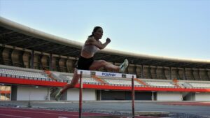 Agirlik barinin altinda kalarak sakatlanan Beyzanur pistlere en iyi dereceyle dondu