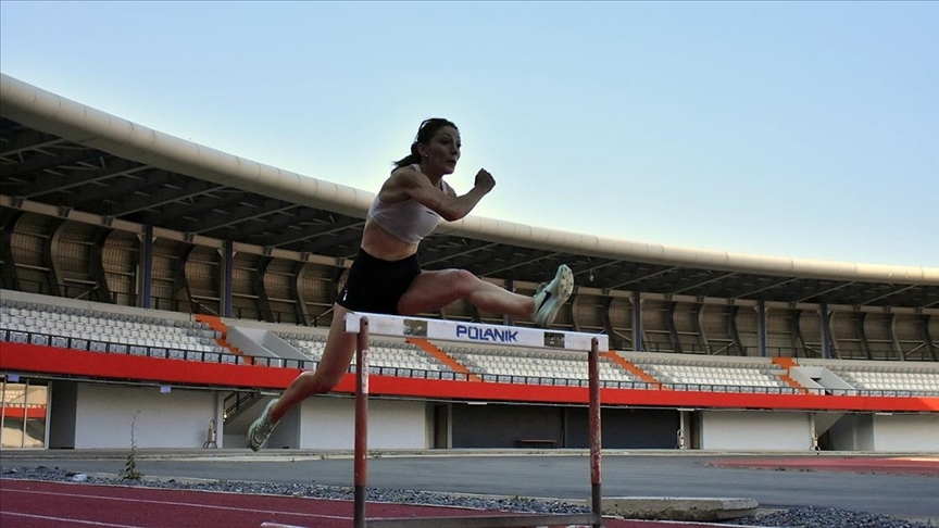 Agirlik barinin altinda kalarak sakatlanan Beyzanur pistlere en iyi dereceyle dondu