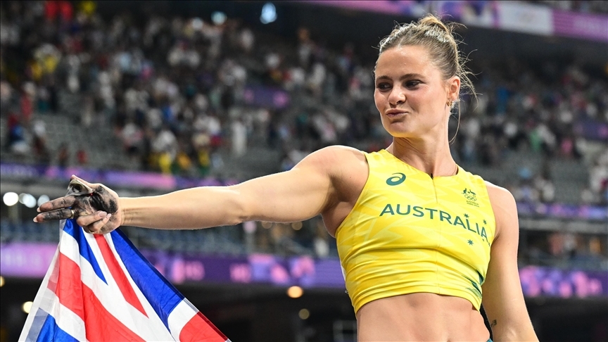 Atletizm kadinlar sirikla atlamada Avustralyali nina Kennedy altin madalya elde etti