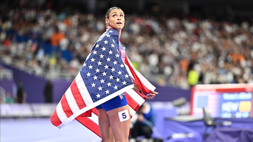 Atletizmde kadinlar 400 metre engellide ABD li Sydney McLaughlin Levrone dunya rekoru kirarak altin madalyaya ulasti