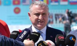 Bakan Bak Avrupa Takimlar sampiyonasi nda birinci olan milli golfculeri kutladi