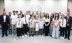 Bakan Tekin Bilgisayar Klavye Olimpiyatlari nda dunya sampiyonu olan milli takimi kabul etti