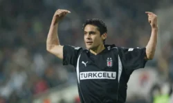 Besiktas ta yildizi parlamis olan afrikali futbolcu Ahmed Hassan kimdir