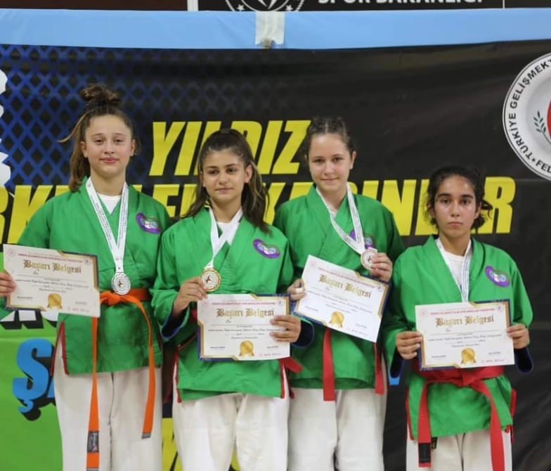 Bilecikli sporcular madalyalarla dondu
