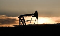 Brent petrolun varil fiyati 7647 dolar