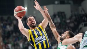 Fenerbahce Beko kaptan Melih Mahmutoglu ile yeniden anlasti